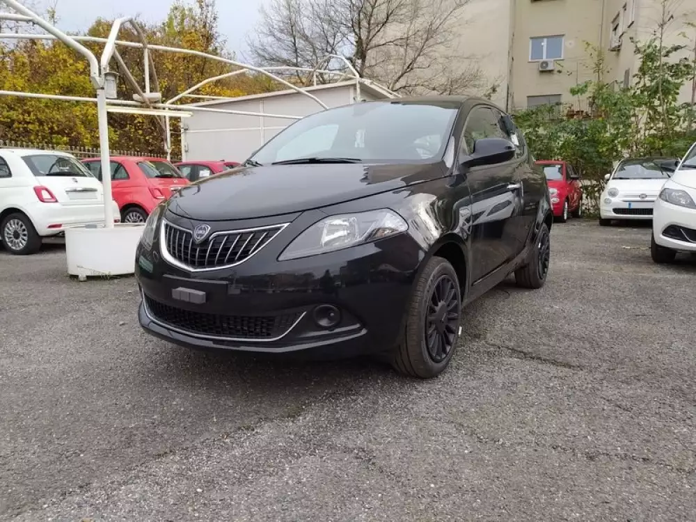 Auto & Servizio - Lancia Ypsilon 1.0 firefly hybrid Silver s e s 70cv Km0